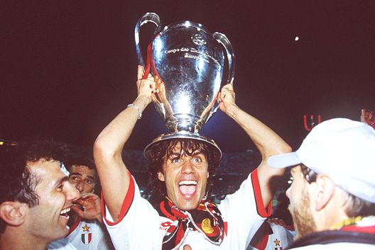 Paolo alza la Coppa dei Campioni 1994 (Photo by Michael Kunkel/Bongarts/Getty Images) Champions League, PSG-Inter senza storia: le altre finali con lo scarto più ampio- immagine 6