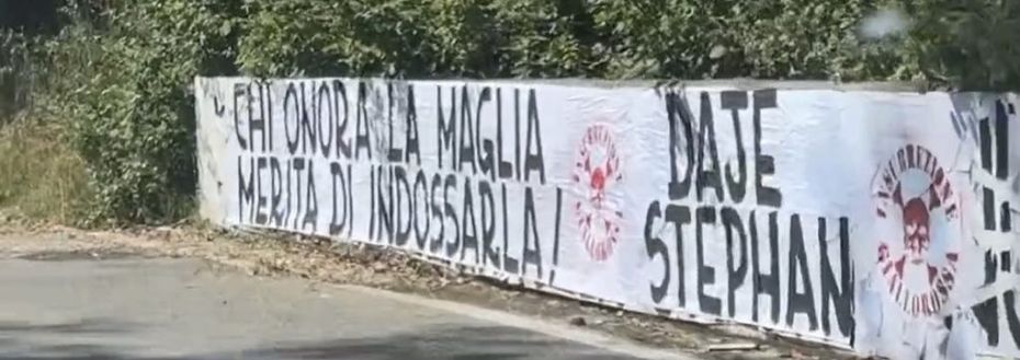 Roma, a Trigoria spunta uno striscione per El Shaarawy: “Chi onora la maglia…”- immagine 2