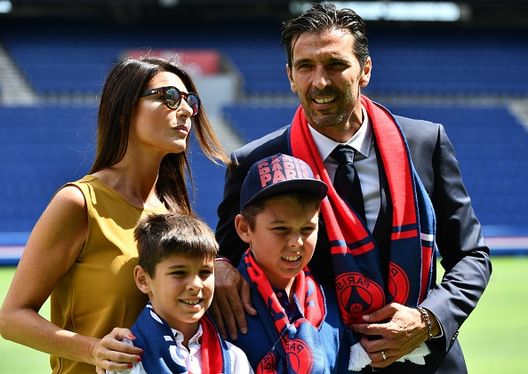 Louis Thomas Buffon (con il cappello) con Gigi, la madre Alena ed il fratello David Lee al momento dell'arrivo del padre al PSG . (Photo by Mustafa Yalcin/Anadolu Agency/Getty Images) Pisa, il figlio di Buffon ha convinto tutti: Louis Thomas convocato per il ritiro- immagine 2