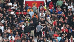 Man United, il CdA alza i prezzi dei biglietti e i tifosi si infuriano…