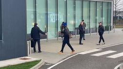 VIDEO FCIN1908 / Champions, Inter in partenza per Dortmund: l’arrivo all’aeroporto di Thuram