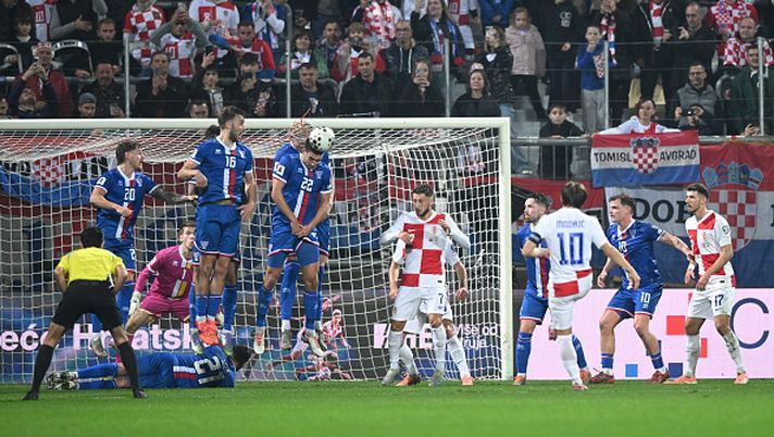 ZAGREB, CROATIA - NOVEMBER 14: Jakup Andreasen of Faroe Islands heads a shot from Luka Modric of Croatia during the FIFA World Cup 2026 qualifier match between Croatia and Faroe Islands at Stadion HNK Rijeka on November 14, 2025 in Zagreb, Croatia. (Photo by Jure Makovec/Getty Images) Da Madrid a Milano: Modric, i derby non finiscono mai