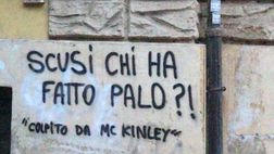 Omaggio a Fantozzi. “Scusi chi ha fatto palo?”, spunta la scritta sotto la finestra
