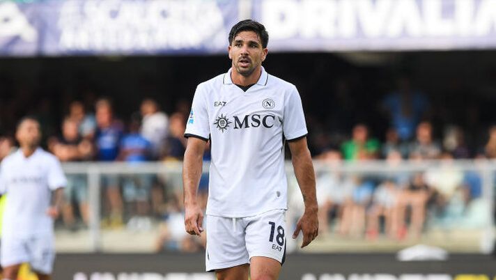 VERONA, ITALY - AUGUST 18: SSC Napoli player Giovanni Simeone in action during the Serie A match between Hellas Verona and SSC Napoli at Marcantonio Bentegodi Stadium on August 18, 2024 in Verona, Italy. (Photo by SSC Napoli/Getty Images) Napoli, voti choc di Gazzetta: da Lobotka a Simeone, la spiegazione di tutti i 4 in pagella - immagine 1
