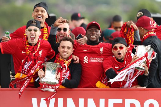 Liverpool, Inghilterra - 29 maggio 2022: Da destra a sinistra, Kostas Tsimikas, Fabinho, Adrian, Diogo Jota, Ibrahima Konate e Luis Diaz of Liverpool festeggiano la vittoria della Carabao Cup. (Foto di Jan Kruger/Getty Images) Roma, Tsimikas ricorda Diogo Jota: “Era speciale, quando ci penso mi fa male”- immagine 2