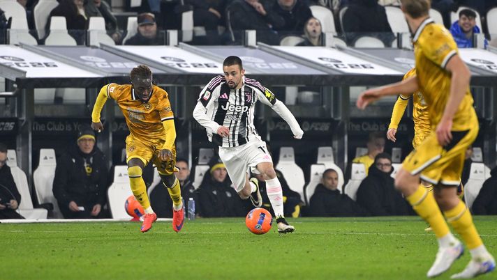 TURIN, ITALY - DECEMBER 02: Edon Zhegrova of Juventus runs with the ball while under pressure from Jordan Zemura of Udinese during the Coppa Italia match between Juventus and Udinese at Allianz Stadium on December 02, 2025 in Turin, Italy. (Photo by Filippo Alfero - Juventus FC/Juventus FC via Getty Images) Udinese News – Zemura si ferma! La situazione attuale sull’esterno - immagine 1