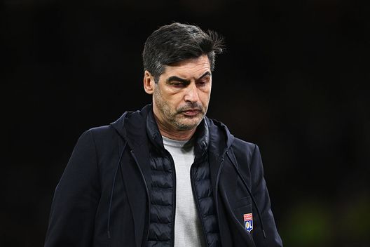 Manchester, Inghilterra - 17 aprile 2025: Paulo Fonseca, allenatore dell'Olympique Lione, deluso dopo l'eliminazione dall'Europa League. (Foto di Shaun Botterill/Getty Images) L’Olympique Lione resta in Ligue 1, è ufficiale: annullata la retrocessione- immagine 2