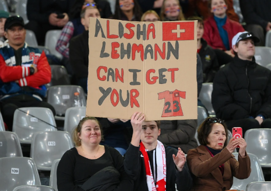 Alisha Lehmann, la richiesta sfacciata di un fan: “Puoi darmi la tua maglietta?”- immagine 4