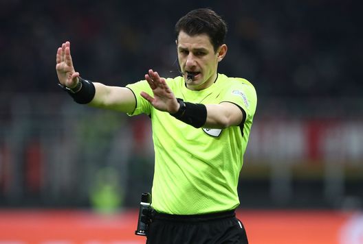 MILAN, ITALY - MARCH 07: Referee Halil Umut Meler gestures during the UEFA Europa League 2023/24 round of 16 first leg match between AC Milan and Slavia Praha at Stadio Giuseppe Meazza on March 07, 2024 in Milan, Italy. (Photo by Marco Luzzani/Getty Images) (Photo by Marco Luzzani/Getty Images) Halil Umut Meler