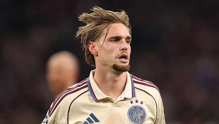AMSTERDAM, NETHERLANDS - NOVEMBER 25: Kenneth Taylor of Ajax in action during the UEFA Champions League 2025/26 League Phase MD5 match between AFC Ajax and SL Benfica at Johan Cruijff Arena on November 25, 2025 in Amsterdam, Netherlands. (Photo by Dean Mouhtaropoulos/Getty Images) BREAKING – Kenneth Taylor alla Lazio, è fatta! Ecco le cifre e i dettagli del trasferimento - immagine 1