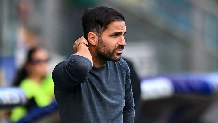 PARMA, ITALY - OCTOBER 25: Cesc Fabregas, Head Coach of Como 1907, looks on during the Serie A match between Parma Calcio 1913 and Como 1907 at Stadio Ennio Tardini on October 25, 2025 in Parma, Italy. (Photo by Alessandro Sabattini/Getty Images) Fabregas: “Rispondo così su Diao e Addai! Goldaniga, Paz, Dossena, Van der Brempt…” - immagine 1