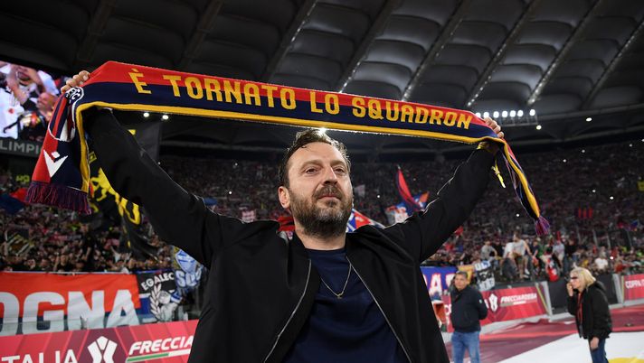 ROME, ITALY - MAY 14: Singer-Songwriter, Cesare Cremonini, celebrates after the team's victory in the Coppa Italia Final match between AC Milan and Bologna at Stadio Olimpico on May 14, 2025 in Rome, Italy. (Photo by Marco Rosi/Getty Images) FOTO – Cremonini ironizza: “Rapina al Louvre. Sequel al Franchi” - immagine 1