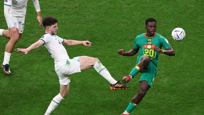 AL KHOR, QATAR - DECEMBER 04: Bamba Dieng of Senegal controls the ball against Declan Rice of England during the FIFA World Cup Qatar 2022 Round of 16 match between England and Senegal at Al Bayt Stadium on December 04, 2022 in Al Khor, Qatar. (Photo by Alexander Hassenstein/Getty Images) Mercato – Bamba Dieng lascia il Lorient: occasione a parametro zero - immagine 1