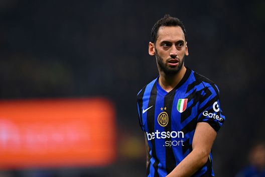 Calhanoglu con la maglia dell'Inter. (Getty Images) Inter, volano stracci: Calhanoglu risponde a Lautaro: “Io punto di riferimento con i fatti”- immagine 2