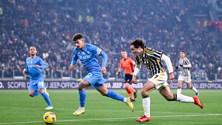 TURIN, ITALY - DECEMBER 08: Federico Chiesa of Juventus is challenged by Giovanni Di Lorenzo of SSC Napoli during the Serie A TIM match between Juventus and SSC Napoli at Allianz Stadium on December 08, 2023 in Turin, Italy. (Photo by Daniele Badolato - Juventus FC/Getty Images) Chiesa, tra Napoli e Roma spunta una big europea: ecco di chi si tratta - immagine 1
