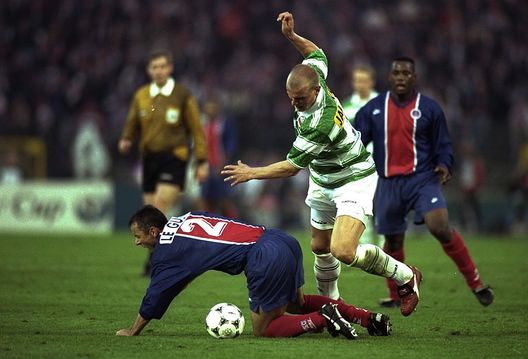 Bruxelles, Belgio - 8 maggio 1996: Azione di gioco della finale di Coppa delle Coppe tra Psg e Rapid Vienna. Crediti obbligatori: Shaun Botterill/Allsport Supercoppa UEFA, sfida tra francesi ed inglesi: chi ha fatto meglio?- immagine 2
