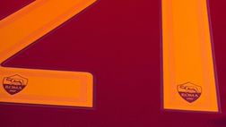 Roma, la maglia home cambia stile: arancione per nomi e numeri – VIDEO