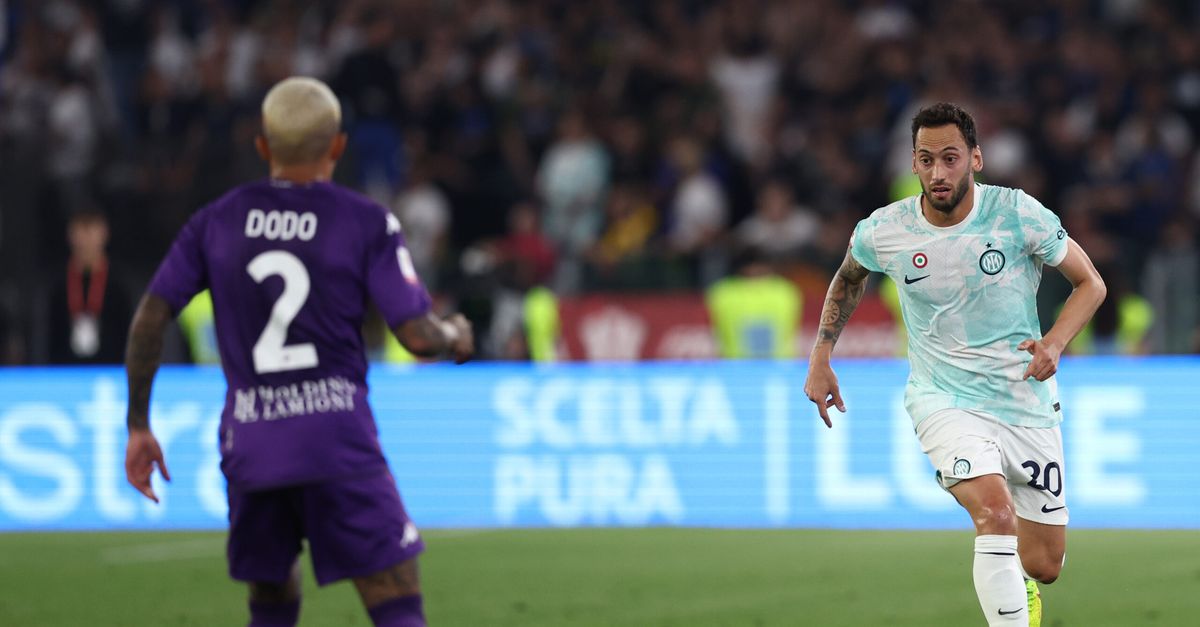 Amazing Calhanoglu Double Fires Inter To 3-0 Win Over Struggling Fiorentina Wallpaper for Mobile Amazing Calhanoglu Double Fires Inter To 3-0 Win Over Struggling Fiorentina Wallpaper for Mobile