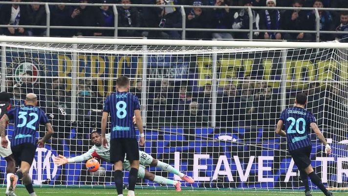 Hakan Calhanoglu (centrocampista Inter) si fa parare da Mike Maignan (portiere AC Milan) un calcio di rigore nel derby Inter-Milan 0-1 (Serie A 2025-2026) | News (Getty Images) Inter-Milan, la moviola del derby: l'analisi sul gol e sul rigore. Sozza insufficiente perché ...