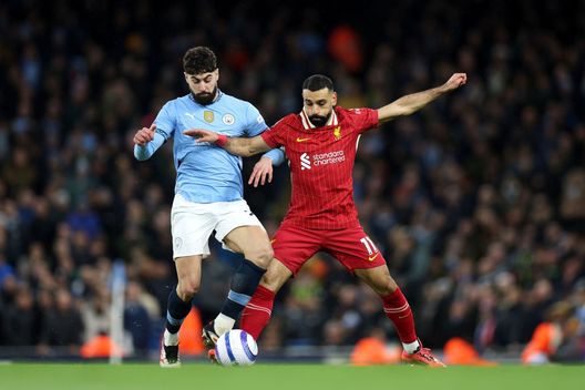 MANCHESTER, INGHILTERRA - 23 FEBBRAIO: Mohamed Salah del Liverpool viene sfidato da Josko Gvardiol del Manchester City durante la partita di Premier League tra Manchester City FC e Liverpool FC all'Etihad Stadium il 23 febbraio 2025 a Manchester, Inghilterra. (Foto di Alex Pantling/Getty Images) Liverpool, Slot torna sul caso Salah: “Parlerò con lui e vedrò se convocarlo per il Brighton”- immagine 2