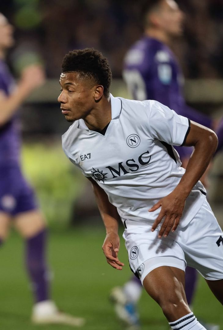 Poco più di 48 ore separano Fiorentina-Napoli dal suo fischio d'inizio. Valevole per la 3ª giornata di Serie A, la gara andrà in scena domani, sabato 13 settembre, alle 20:45. Nel frattempo, per smorzare l'attesa, l'account Instagram della società partenopea ha pubblicato un post composto da ben dieci fotografie, una per ogni battaglia che ha avuto per protagoniste, sotto i riflettori dello Stadio Artemio Franchi, la compagine gigliata e quella azzurra. Un viaggio che parte dalla stagione 2013/14 e che termina con lo scontro più recente: quello dell'annata 2024/25.