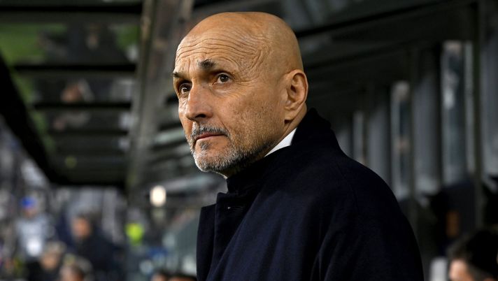 TURIN, ITALY - FEBRUARY 25: Head coach of Juventus Luciano Spalletti looks on during the UEFA Champions League 2025/26 League Knockout Play-off Second Leg match between Juventus and Galatasaray A.S. at Juventus Stadium on February 25, 2026 in Turin, Italy. (Photo by Filippo Alfero - Juventus FC/Juventus FC via Getty Images) Juve, il cuore non basta: Osimhen condanna Spalletti. Gala agli ottavi di Champions - immagine 1