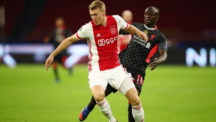 AMSTERDAM, NETHERLANDS - OCTOBER 21: Perr Schuurs of Ajax battles for possession with Sadio Mane of Liverpool during the UEFA Champions League Group D stage match between Ajax Amsterdam and Liverpool FC at Johan Cruijff Arena on October 21, 2020 in Amsterdam, Netherlands. (Photo by Dean Mouhtaropoulos/Getty Images) Torino, chi è Schuurs: il difensore centrale dell’Ajax obiettivo di mercato - immagine 1