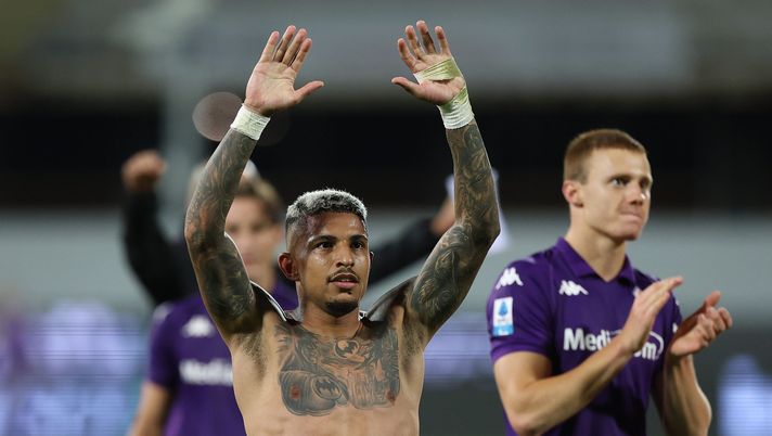 FLORENCE, ITALY - OCTOBER 6: Domilson Cordeiro dos Santos known as Dodo of ACF Fiorentina greets the fans after the Serie A match between Fiorentina and Milan at Stadio Artemio Franchi on October 6, 2024 in Florence, Italy. (Photo by Gabriele Maltinti/Getty Images) Dodo euforico: “Questa è la Fiorentina. Alla ricerca di grandi cose” - immagine 1