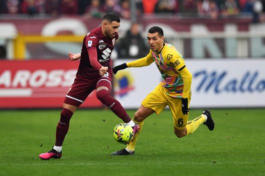 TURIN, ITALY - JANUARY 15: Antonio Sanabria of Torino FC is put under pressure by Mehdi Bourabia of Spezia Calcio during the Serie A match between Torino FC and Spezia Calcio at Stadio Olimpico di Torino on January 15, 2023 in Turin, Italy. (Photo by Valerio Pennicino/Getty Images)