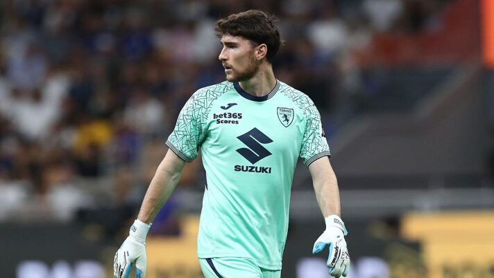 MILAN, ITALY - AUGUST 25: Franco Israel of Torino FC looks on during the Serie A match between FC Internazionale and Torino FC at Giuseppe Meazza Stadium on August 25, 2025 in Milan, Italy. (Photo by Marco Luzzani/Getty Images) Israel, situazione delicata al fantacalcio con Paleari: le ultime sulla gerarchia e la gestione - immagine 1