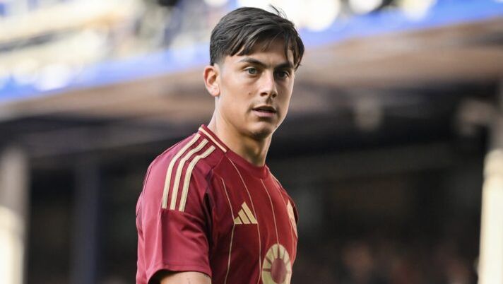 LIVERPOOL, ENGLAND - AUGUST 10: Paulo Dybala of AS Roma during the pre-season friendly match between Everton and AS Roma at Goodison Park on August 10, 2024 in Liverpool, England. (Photo by Fabio Rossi/AS Roma via Getty Images) Roma, la probabile formazione col Bologna: cosa filtra su Ndicka, Dybala, Le Fee e Hummels - immagine 1