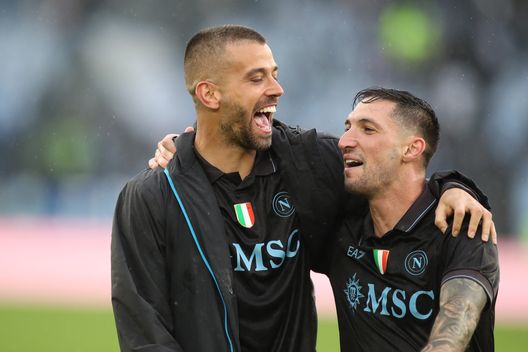 ROMA, ITALIA - 4 GENNAIO: Leonardo Spinazzola con il suo compagno di squadra Matteo Politano del SSC Napoli celebra la vittoria dopo la partita di Serie A tra SS Lazio e SSC Napoli allo Stadio Olimpico il 4 gennaio 2026 a Roma, Italia. (Foto di Paolo Bruno/Getty Images) Napoli, contro la Lazio un’altra gara perfetta tra cuore e intelligenza tattica- immagine 3