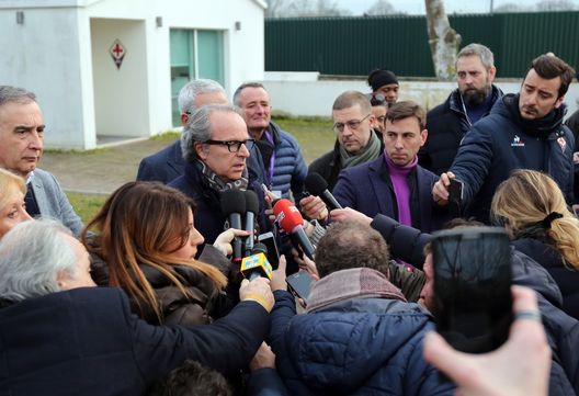 GERMOGLI PH: 4 MARZO 2018 FIRENZE CENTRO SPORTIVO IL PRESIDENTE ANDREA DELLA VALLE PARLA ALLA STAMPA DOPO LA PREMATURA SCOMPARSA DEL GIOCATORE DELLA FIORENTINA IL CAPITANO DAVIDE ASTORI Addio, vecchi e gloriosi campini. Storia, foto, ricordi con Di Gennaro e Mazzoni- immagine 4