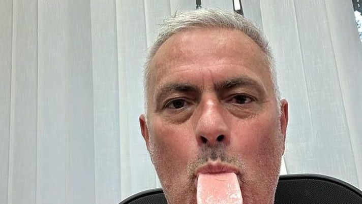 Mourinho: “Pomeriggio di sacrificio”. E pubblica una foto mentre mangia un ghiacciolo - immagine 1