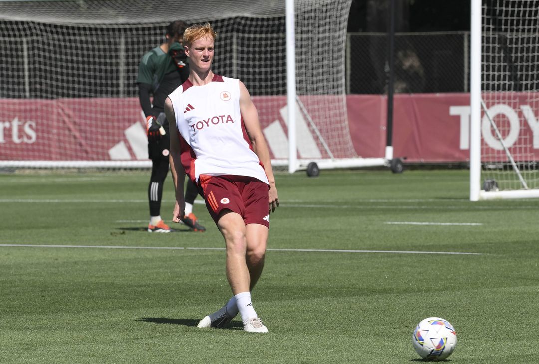Ritiro Roma, lavoro sul campo e in palestra a Trigoria – FOTO GALLERY - immagine 9