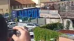 Il Napoli è arrivato allo stadio Castellani, l’accoglienza dei tifosi azzurri