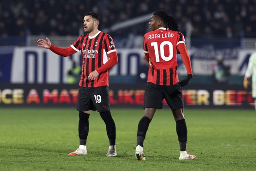 Theo Hernandez con il suo compagno di squadra Rafael Leao, Milan (Foto di Claudio Villa/AC Milan via Getty Images) Roma-Milan: ecco come ChatGpt vede la partita- immagine 2