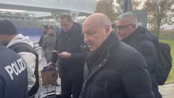 VIDEO FCIN1908 / Inter in partenza per Firenze, foto di Marotta con alcuni tifosi