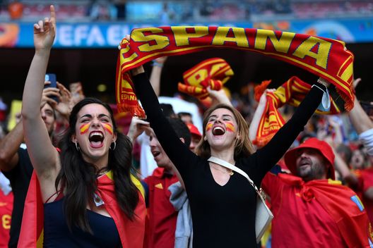 LONDON, ENGLAND - JULY 06: Fans of Spain show their support prior to the UEFA Euro 2020 Championship Semi-final match between Italy and Spain at Wembley Stadium on July 06, 2021 in London, England. (Photo by Laurence Griffiths/Getty Images) Italia-Spagna 5-3 d.c.r.: gli Azzurri sono in finale di Euro2020 - immagine 2