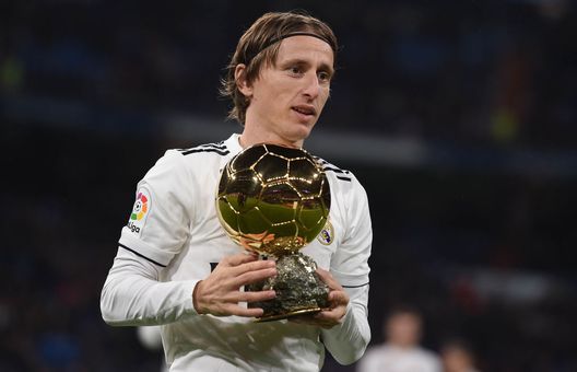 Madrid, Spagna - 15 dicembre 2018: Luka Modrić col trofeo del Pallone d'Oro. (Foto di Denis Doyle/Getty Images) Luka Modric al Milan, ora è ufficiale: la leggenda croata sbarca in Serie A- immagine 5