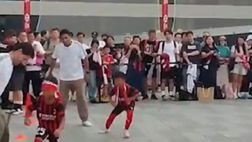 Pato e Serginho, partitella con i bimbi per le strade di Hong Kong | VIDEO
