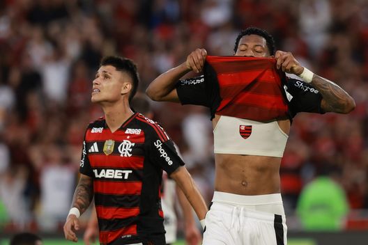 RIO DE JANEIRO, BRAZIL - JULY 12: Gonzalo Plata of Flamengo reacts after missing a goal during the match between Flamengo and São Paulo as part of Brasileirao 2025 at Maracana Stadium on July 12, 2025 in Rio de Janeiro, Brazil. (Photo by Wagner Meier/Getty Images) Guai per Alfredo Almeida: il neo ds delle giovanili del Flamengo accusato di razzismo - immagine 1