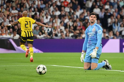 MADRID, SPAGNA - 22 OTTOBRE: Thibaut Courtois del Real Madrid reagisce mentre Donyell Malen del Borussia Dortmund festeggia il primo gol della sua squadra durante la partita della Fase MD3 della UEFA Champions League 2024/25 tra Real Madrid C.F. e Borussia Dortmund all'Estadio Santiago Bernabeu il 22 ottobre 2024 a Madrid, Spagna. (Foto di Denis Doyle/Getty Images) Real Madrid-Borussia Dortmund 5-2: Vinicius show, rimonta e goleada al Bernabeu- immagine 2