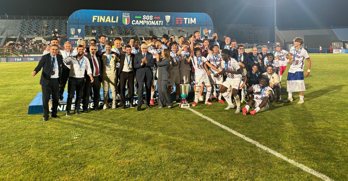 Photo Souvenir Granata Torino - Campioni D'Italia 1943-1949 - 50° Anniversaire - Italie