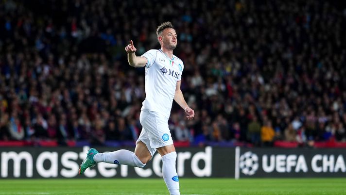 BARCELONA, SPAIN - MARCH 12: Amir Rrahmani of SSC Napoli celebrates scoring his team's first goal during the UEFA Champions League 2023/24 round of 16 second leg match between FC Barcelona and SSC Napoli at Estadi Olimpic Lluis Companys on March 12, 2024 in Barcelona, Spain. (Photo by Alex Caparros/Getty Images) Perna: “Rrahmani gran giocatore. Ecco chi gli affiancherei in queste partite” - immagine 1