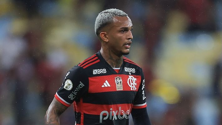 RIO DE JANEIRO, BRAZIL - NOVEMBER 13: Wesley of Flamengo controls the ball during the match between Flamengo and Atletico Mineiro as part of Brasileirao 2024 at Maracana Stadium on November 13, 2024 in Rio de Janeiro, Brazil. (Photo by Buda Mendes/Getty Images) Roma, l’offerta per Wesley e la richiesta del Flamengo: il punto sulla trattativa - immagine 1