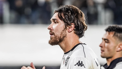 Serie B, paura in Spezia-Bari: tifoso cade nel fossato del Picco. Partita sospesa