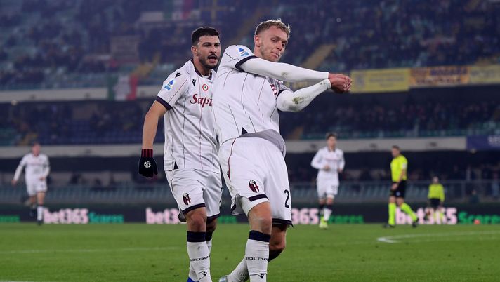 VERONA, ITALY - JANUARY 15: Jens Odgaard of Bologna FC celebrates with teammate Riccardo Orsolini after scoring his team's second goal during the Serie A match between Hellas Verona FC and Bologna FC 1909 at Stadio Marcantonio Bentegodi on January 15, 2026 in Verona, Italy. (Photo by Alessandro Sabattini/Getty Images) Il Bologna torna a vincere e insegue l’Europa: battuto l’Hellas Verona 2-3 - immagine 1