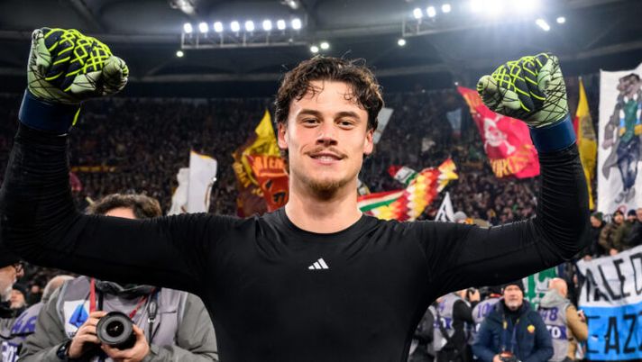 ROME, ITALY - JANUARY 05: Mile Svilar of AS Roma celebrates the victory after the Serie A match between AS Roma and SS Lazio at Stadio Olimpico on January 05, 2025 in Rome, Italy. (Photo by Fabio Rossi/AS Roma via Getty Images) Svilar: “Rinnovo? C’è tempo ma ci incontreremo presto, mi trovo benissimo a Roma” - immagine 1