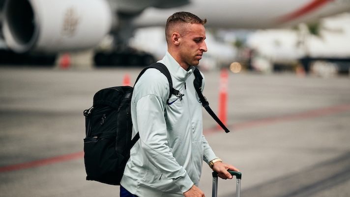 LOS ANGELES, CALIFORNIA - JUNE 11: Davide Frattesi of FC Internazionale get on the plane during the arrival on Los Angeles ahead FIFA Club World Cup 2025 at Los Angeles International Airport on June 11, 2025 in Los Angeles, California. (Photo by Mattia Ozbot - Inter/Inter via Getty Images) Inter, anche Frattesi lascia il ritiro: “Problemi da Barcellona, ora torno in Italia per gli esami” - immagine 1